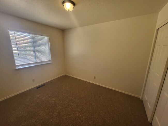 Building Photo - 996 Desert Dr