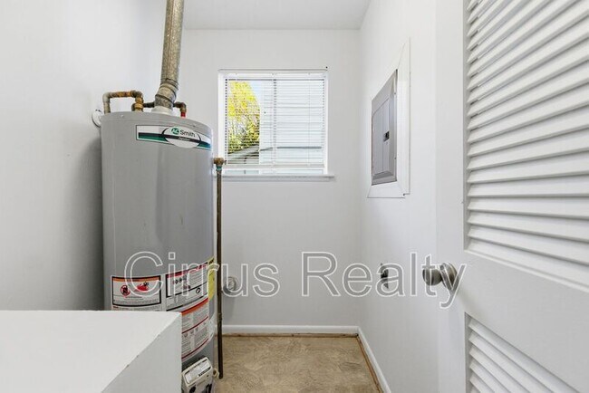 Building Photo - 327 Sycamore Ave