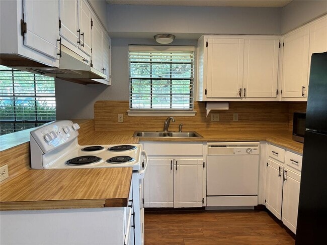 Building Photo - 11905 Oak Knoll Dr