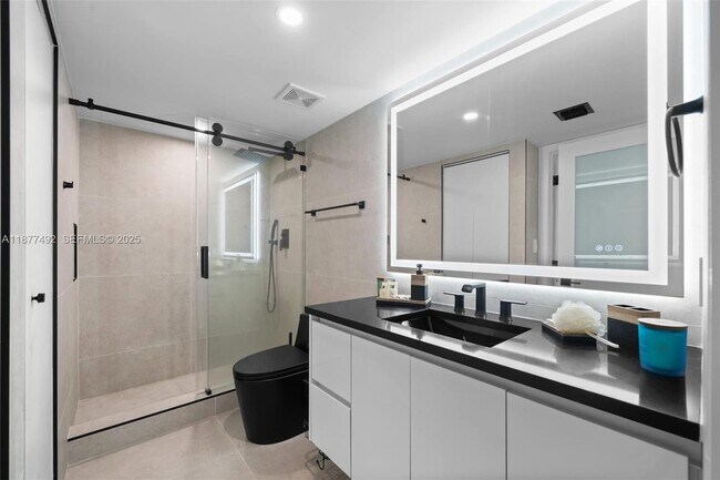 Building Photo - 1200 Brickell Bay Dr