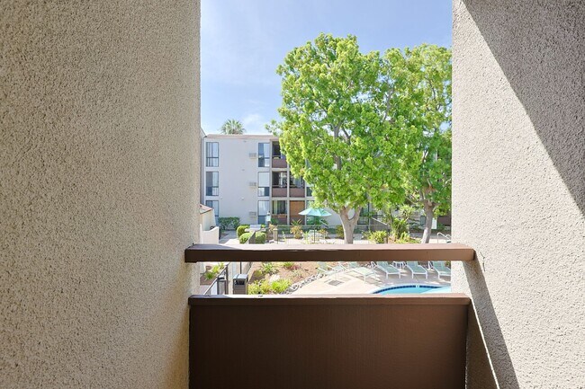 Building Photo - 1 Bed / 1 Bath Condo Near Cowles Mountain – Move-In Special!