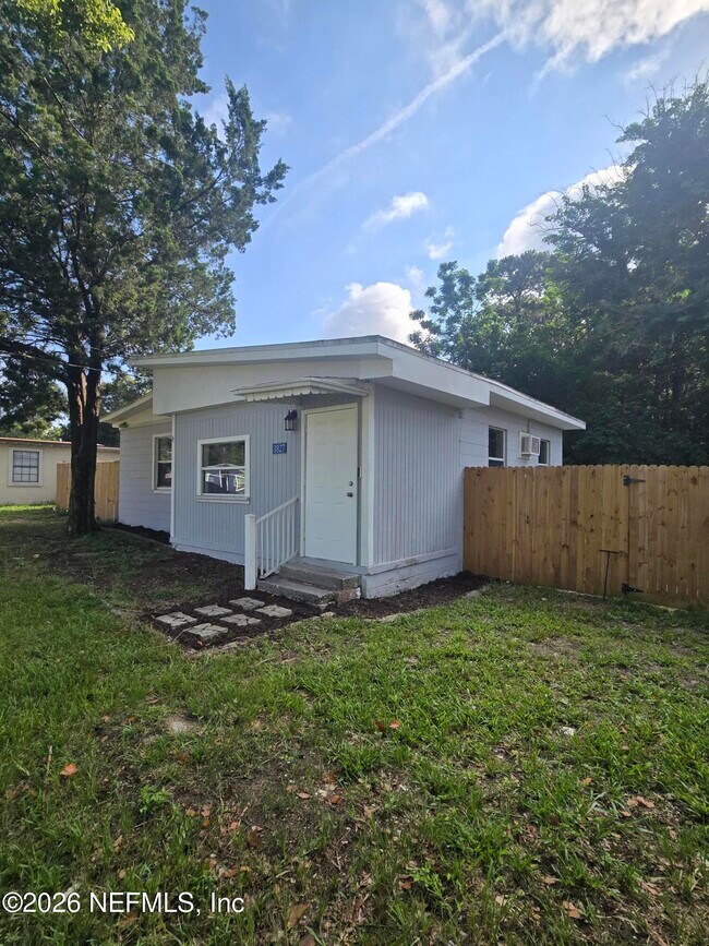 Building Photo - 3827 Eve Dr W