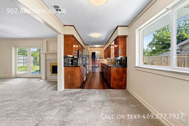 Building Photo - 902 Arrowhead Dr