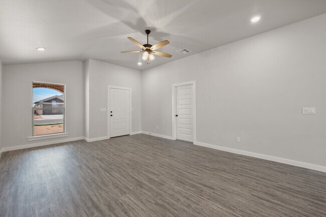 Building Photo - Pre-leasing for July in Bell Farms!