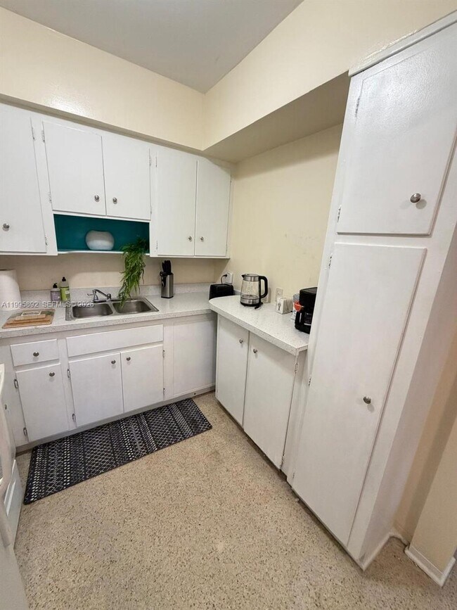 Building Photo - 1111 N Victoria Park Rd