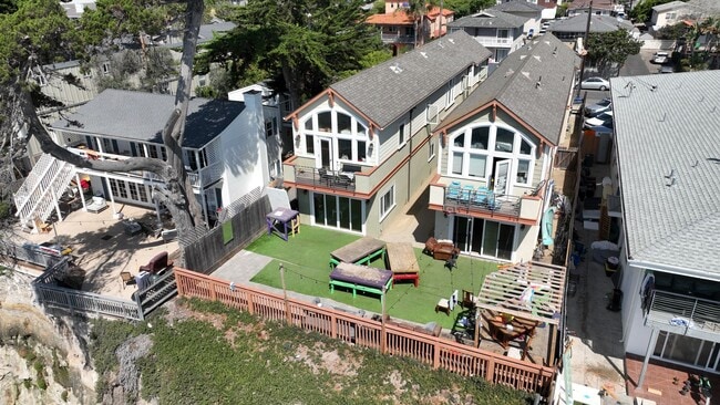 Building Photo - 6633 Del Playa Dr