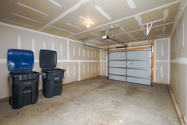 Building Photo - Lovely 3 Bed 2.5 Bath Townhome