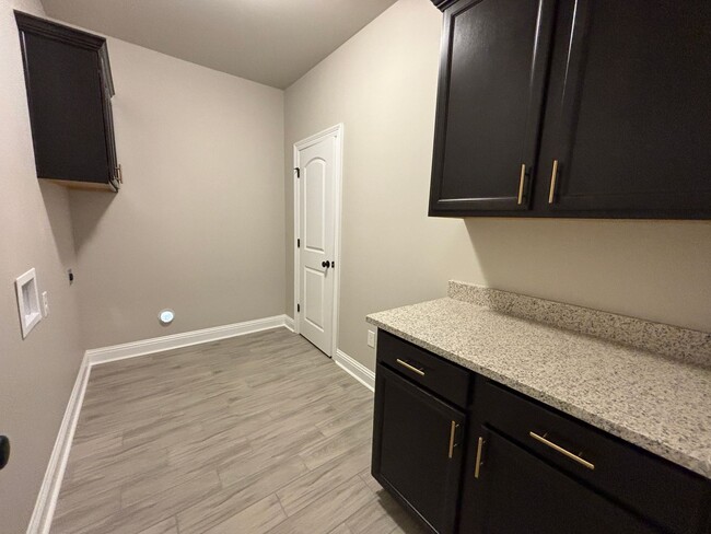 Building Photo - Like NEW, 4 BEDROOM in NORTH BOSSIER...