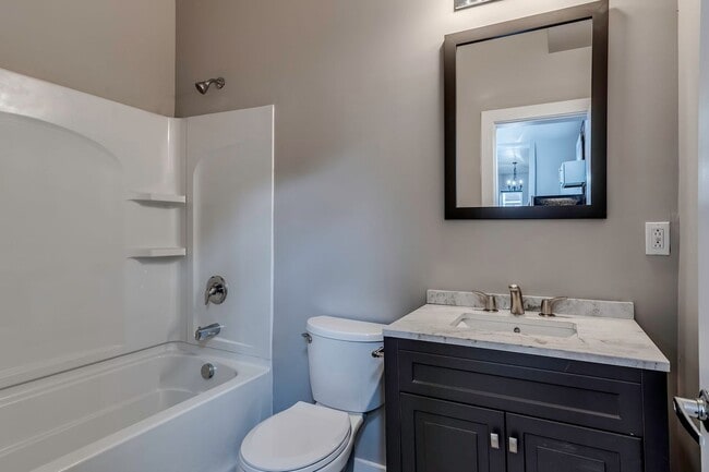 Building Photo - Remodeled 5 bedroom/2 bathroom in South Side