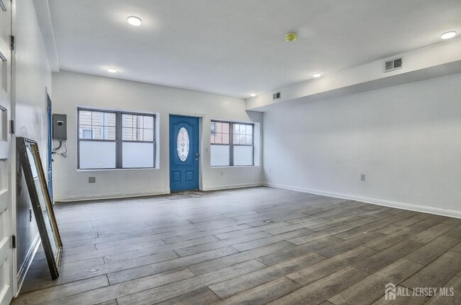 Building Photo - 9017 Riverside Pl