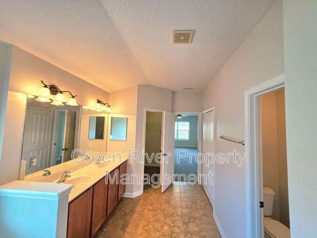 Building Photo - 824 Songbird Dr