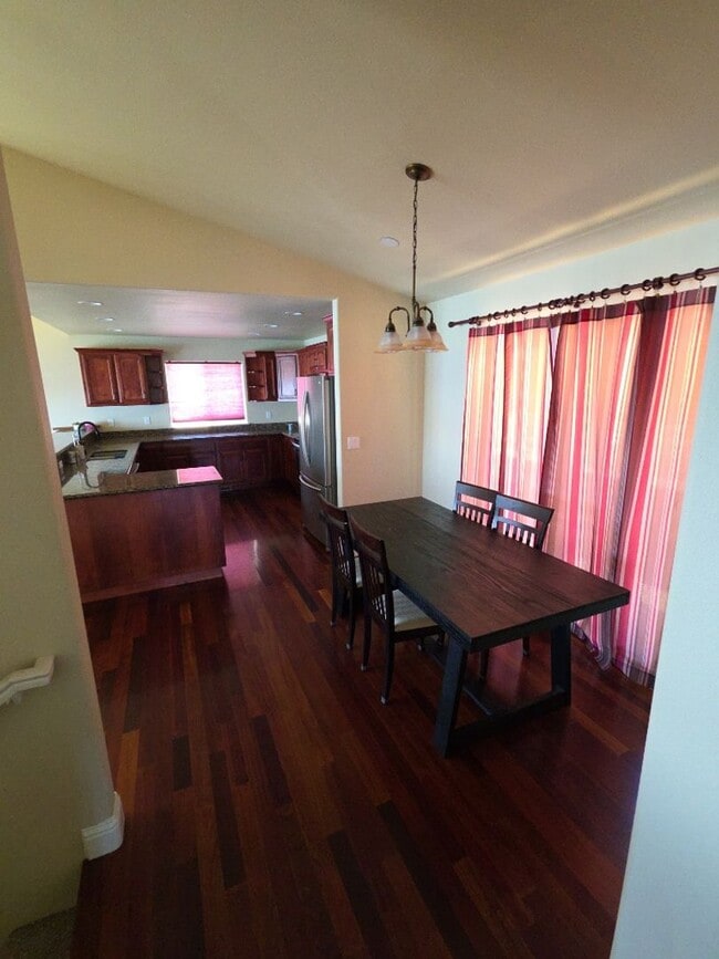 Building Photo - Stunning Lake Views in Riviera West