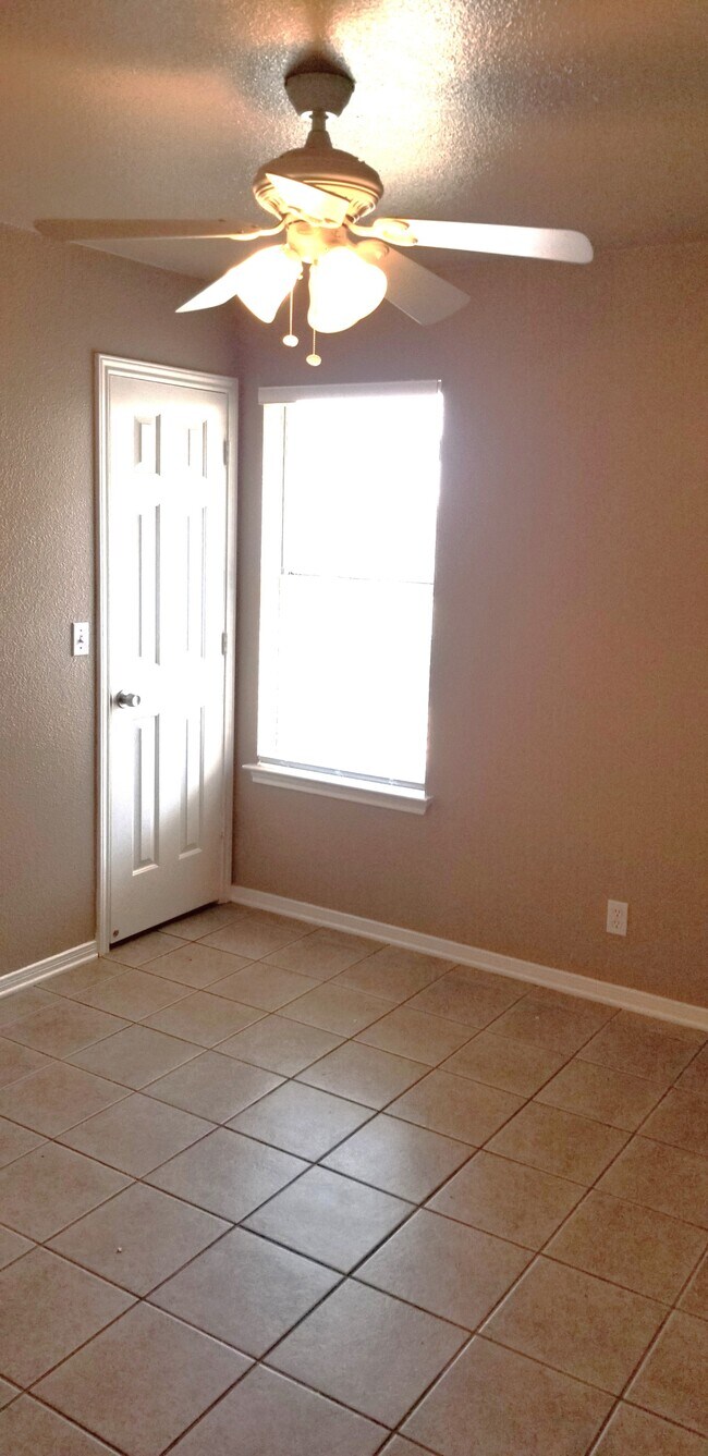 Building Photo - 2105 Agate Dr