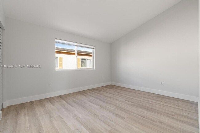 Building Photo - 6255 SW Kendale Lakes Cir