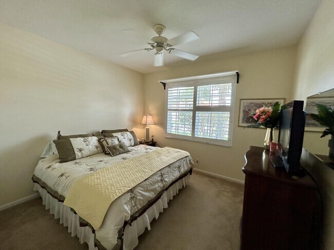 Building Photo - 360 Shoreline Cir