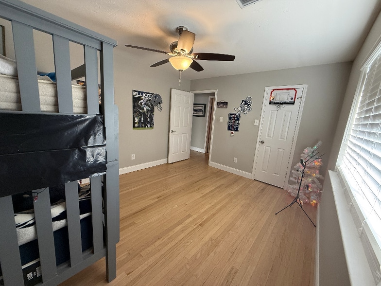 Building Photo - 4010 Crestwood Dr