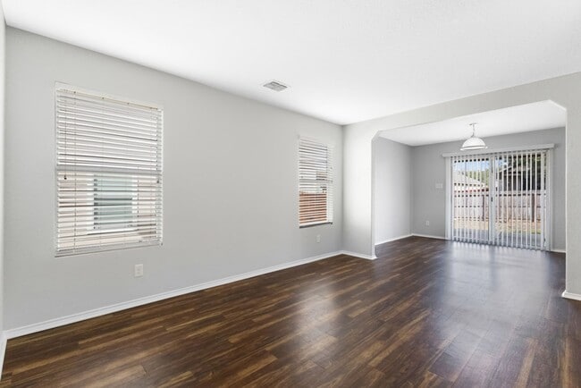 Building Photo - Charming Home Awaits: Spacious & Modern Living in a Prime Location