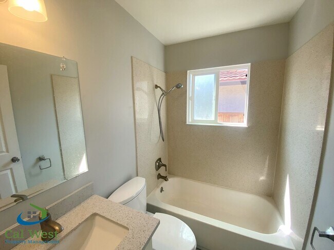 Building Photo - $3195 - Remodeled 2Bed/1 Bath Duplex in th...