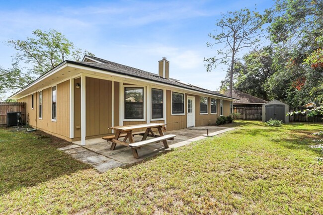 Building Photo - Charming 3 Bedroom Single Family Home in J...