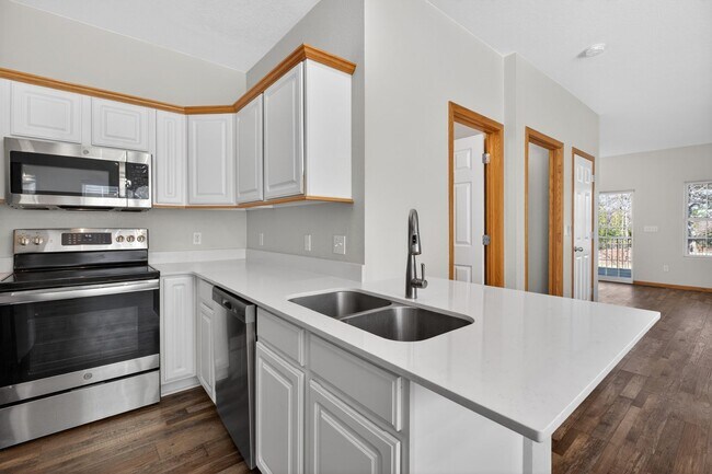 Building Photo - 3 Bedroom 3.5 bath