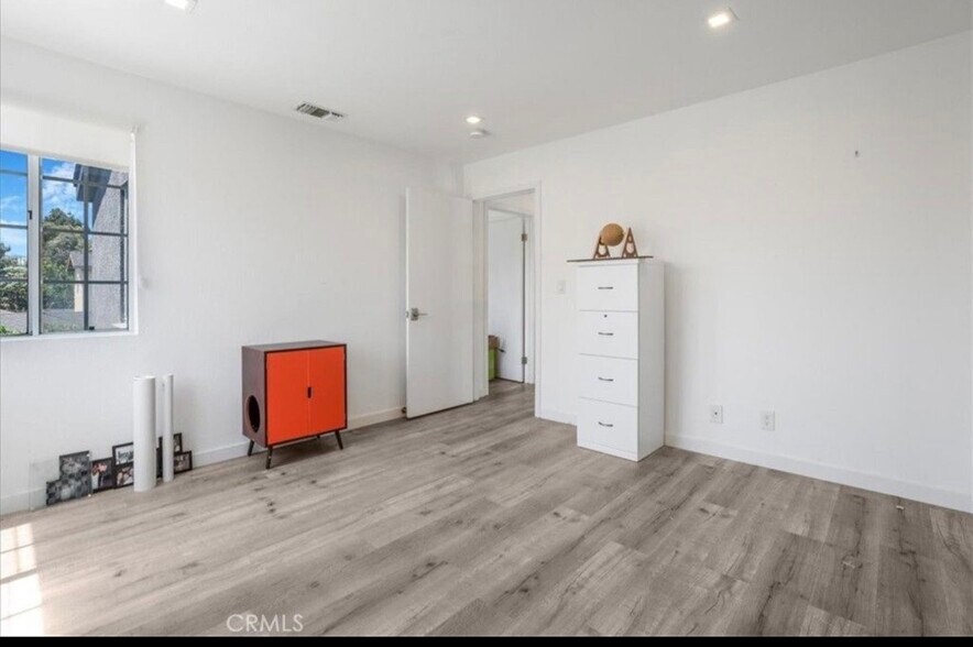 Building Photo - 2481 S Bundy Dr