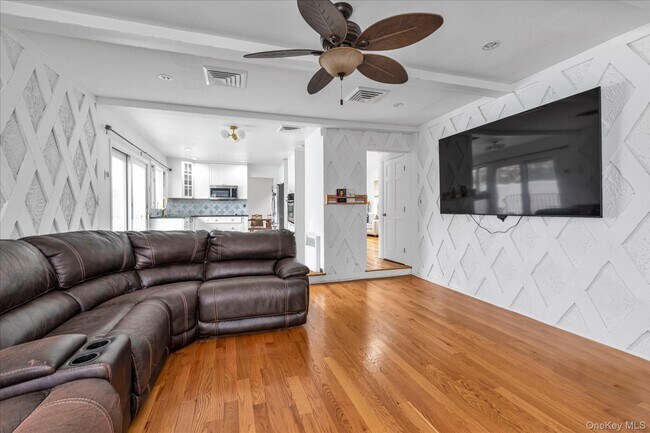 Building Photo - 8 Branding Iron Ln