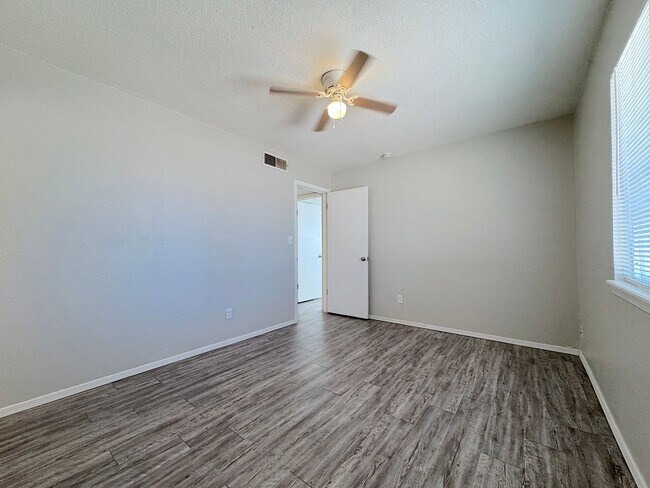 Building Photo - 1809 Agua Dulce St