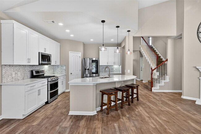 Building Photo - 15512 Interlachen Dr