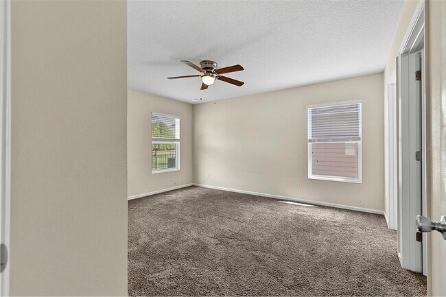 Building Photo - 137 Fairway Ct