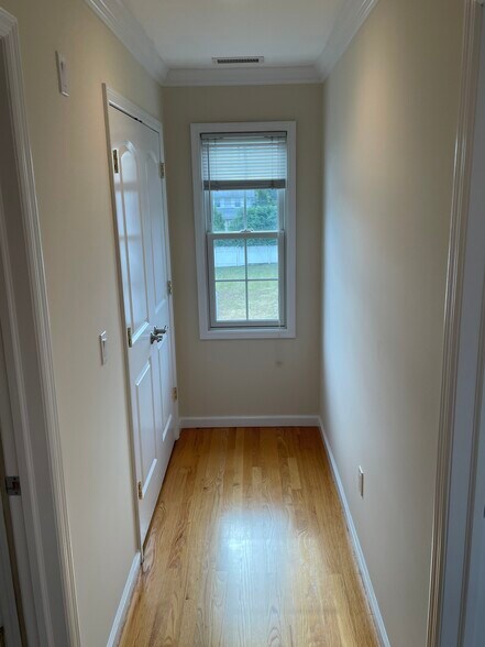 Building Photo - 292 Hemlock Ter