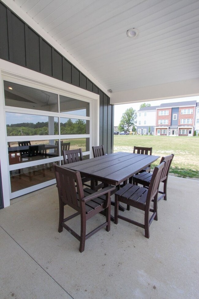 Building Photo - Beautiful 2 Bed, 2 Bath Apartment in PRIME location!  Furnished & Unfurnished Options Available!