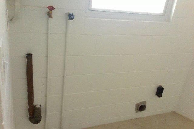 laundry room with W/D hook-ups - 2007 E Jefferson Street