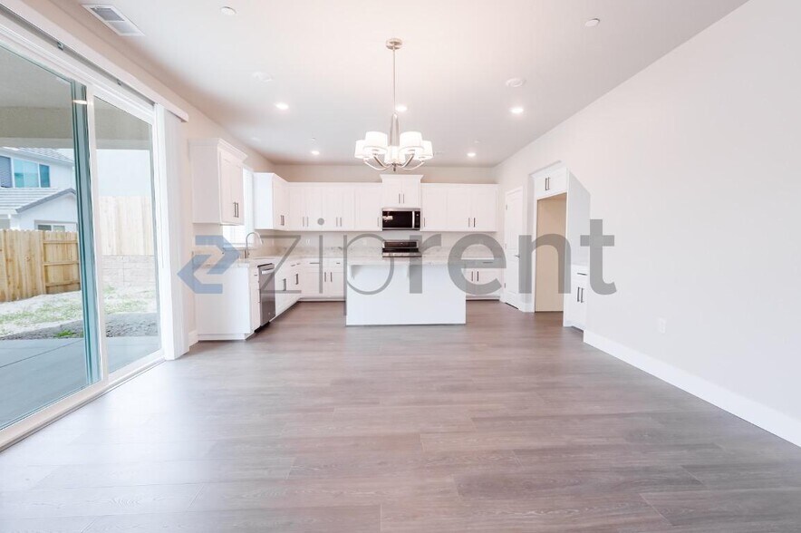 Building Photo - 905 Mirage Ln