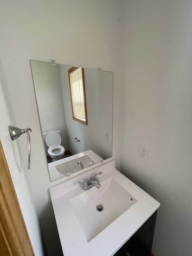 Building Photo - AVAILABLE JUNE - Remodeled 3 Bed 1.5 Bath Central Hillside Home