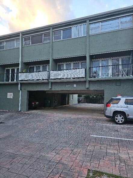 Building Photo - 1005 SW 15th Ave