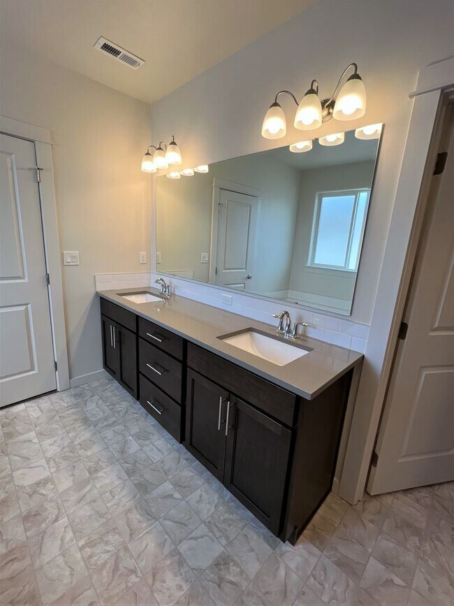 Building Photo - Beautiful, 3 bed 2 bath home close to lake...