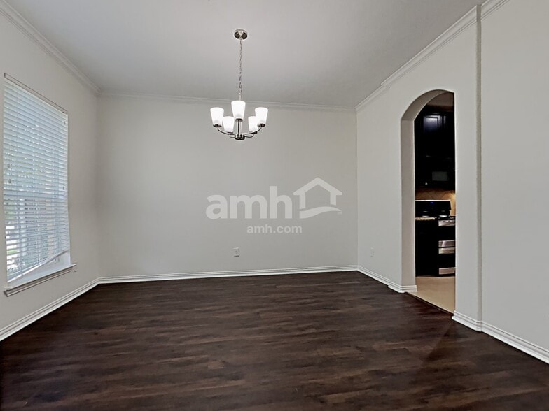 Building Photo - 2213 Oak Cir Dr N