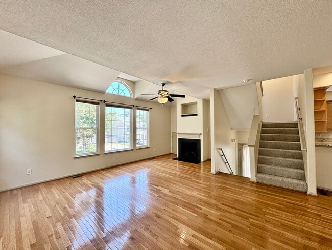 Building Photo - A Chesapeake Bay Townhome w/Garage, Available NOW! 2 Downstairs Bedrooms - Pet Friendly - 2 Balco...