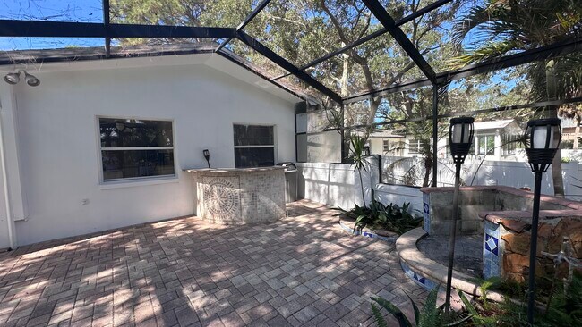 Building Photo - 1404 Riverside Dr