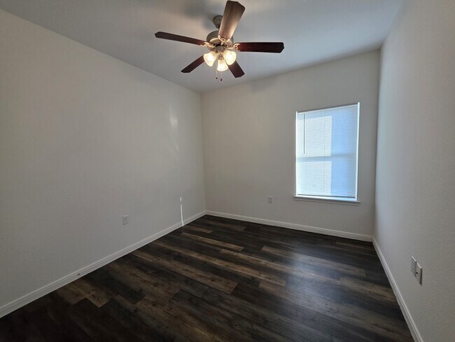 Building Photo - 4/2/2-Ready for Move In