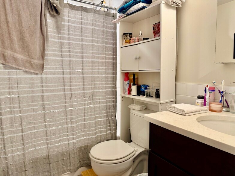 Building Photo - 31 Glenville Ave