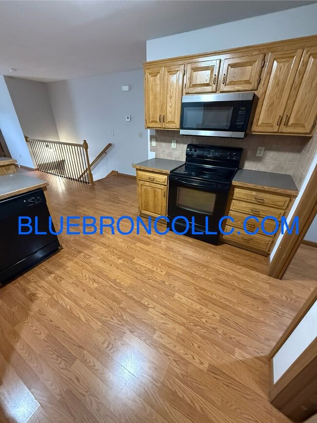 Building Photo - Georgous duplex in Raymore with a lot to offer!