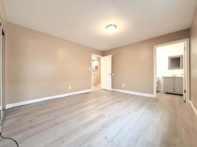 Building Photo - 1385 E Vernon Ave