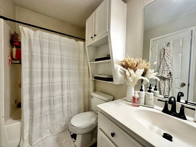 Building Photo - Spacious 4/2 Walking Distance to Campus & ...