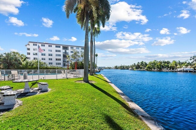 Building Photo - 1881 Middle River Dr