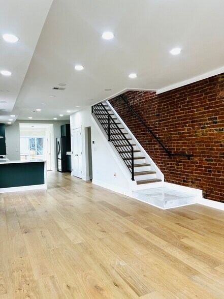 Building Photo - 116 Thomas St NW