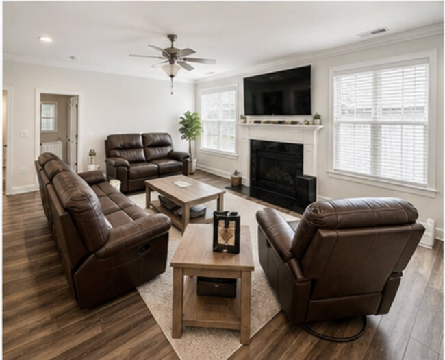 Building Photo - Spacious Living in Greenville