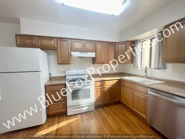 Building Photo - 3690 N Country Club Rd