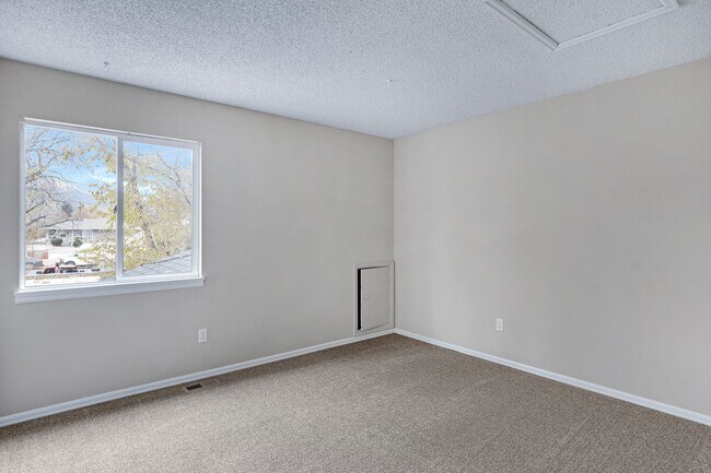 Building Photo - Pet Friendly 2 Bedroom Townhome located close to downtown Colorado Springs