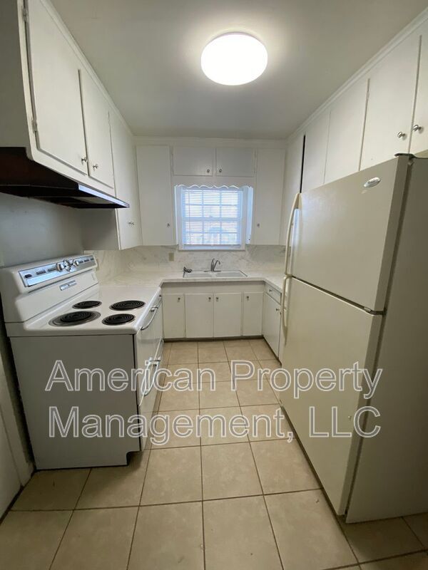 Building Photo - P2-1Q- 2808 E. 1st Pl.